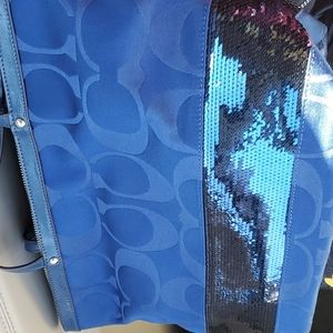 💙💙Coach Blueberry color Signature C Sequin Striped Band Handbag 💥💥💃🏽